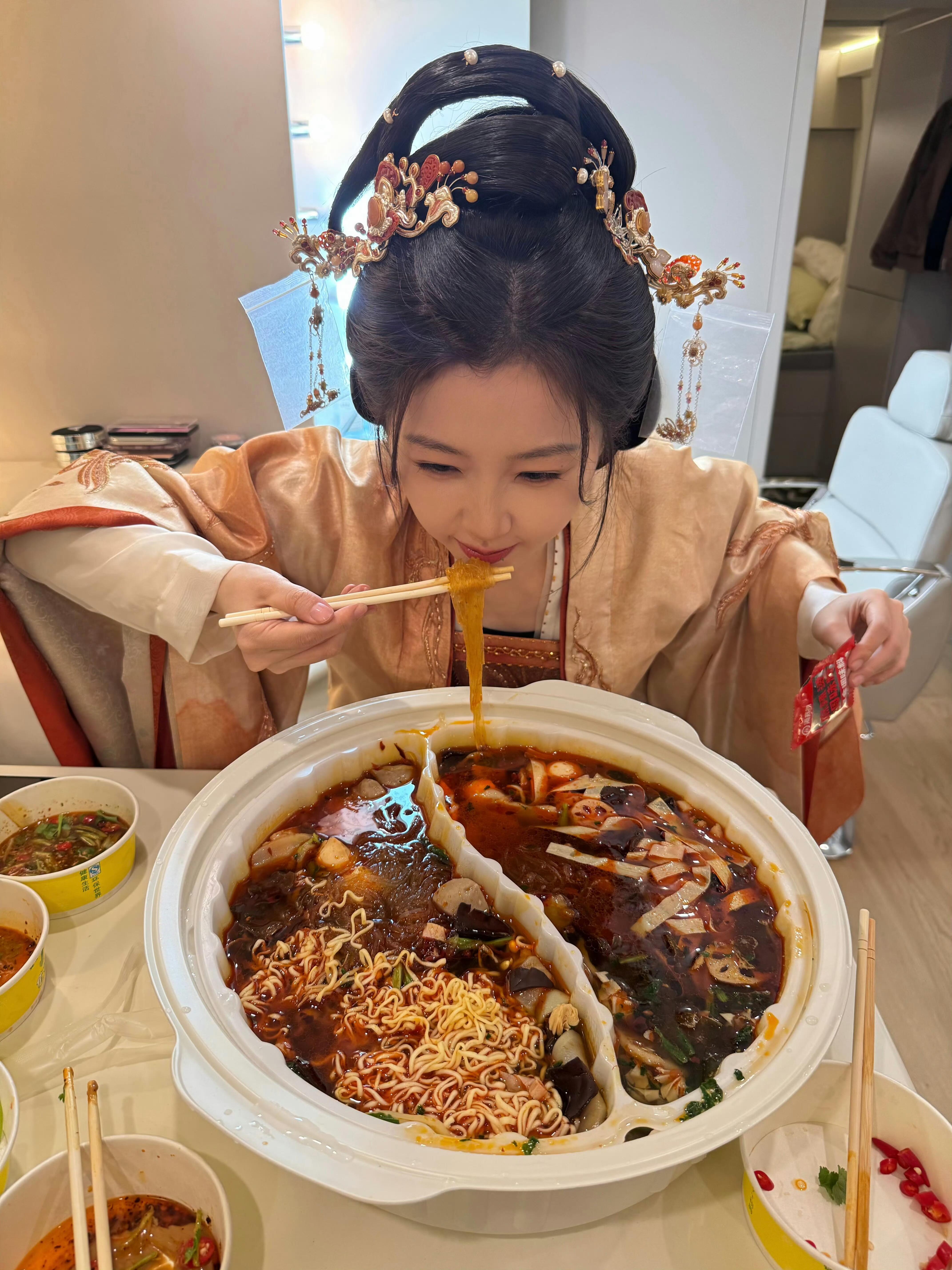 虞书欣·云初令重生之我在古代吃麻辣鸳鸯火锅❗️🍲 