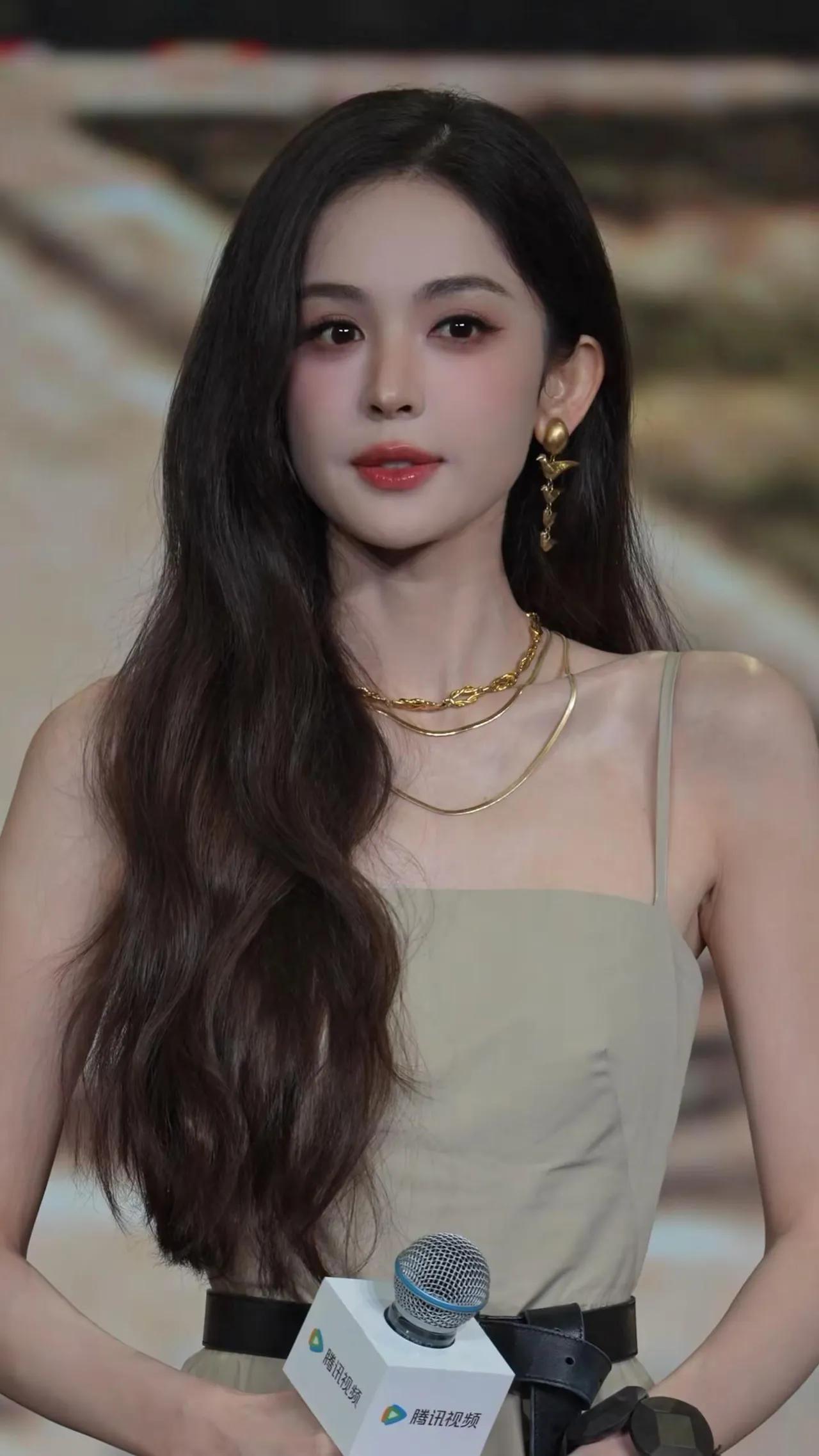 优雅气质女神，闪耀红毯时刻！💃✨
古力娜扎生图女明星时尚红毯 时尚活动红毯 女