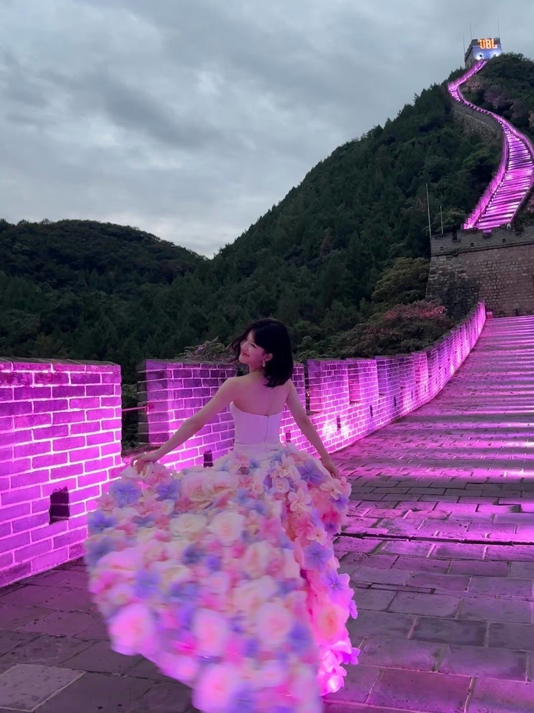 露丝剪短发了吗，短发好元气呀[憧憬]#赵露思公主裙配球鞋##赵露思说尝试不适合的