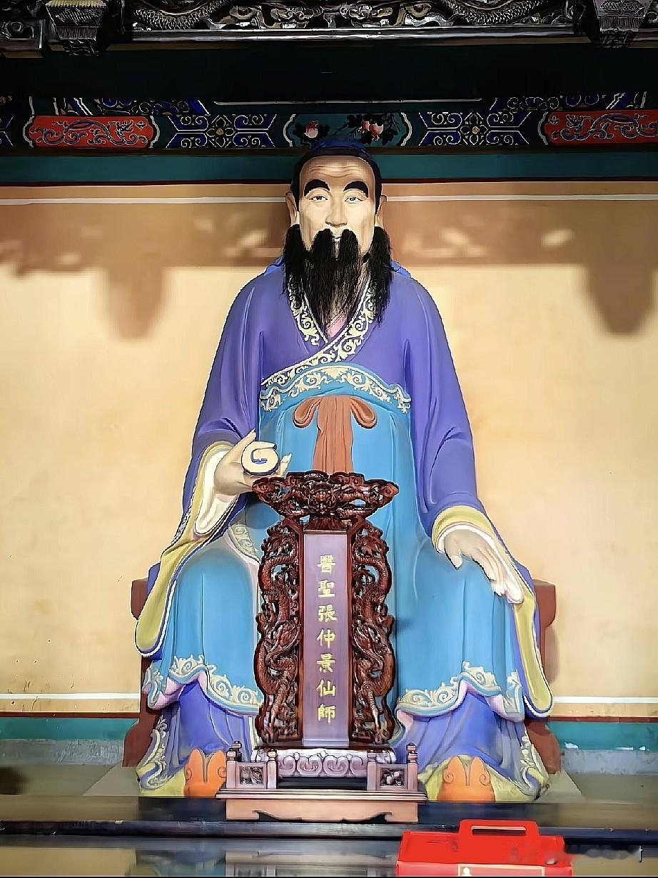 医圣张仲景仙师｜万世敬仰的方剂之祖
 
这尊是医圣张仲景仙师。
 
塑像身着紫蓝