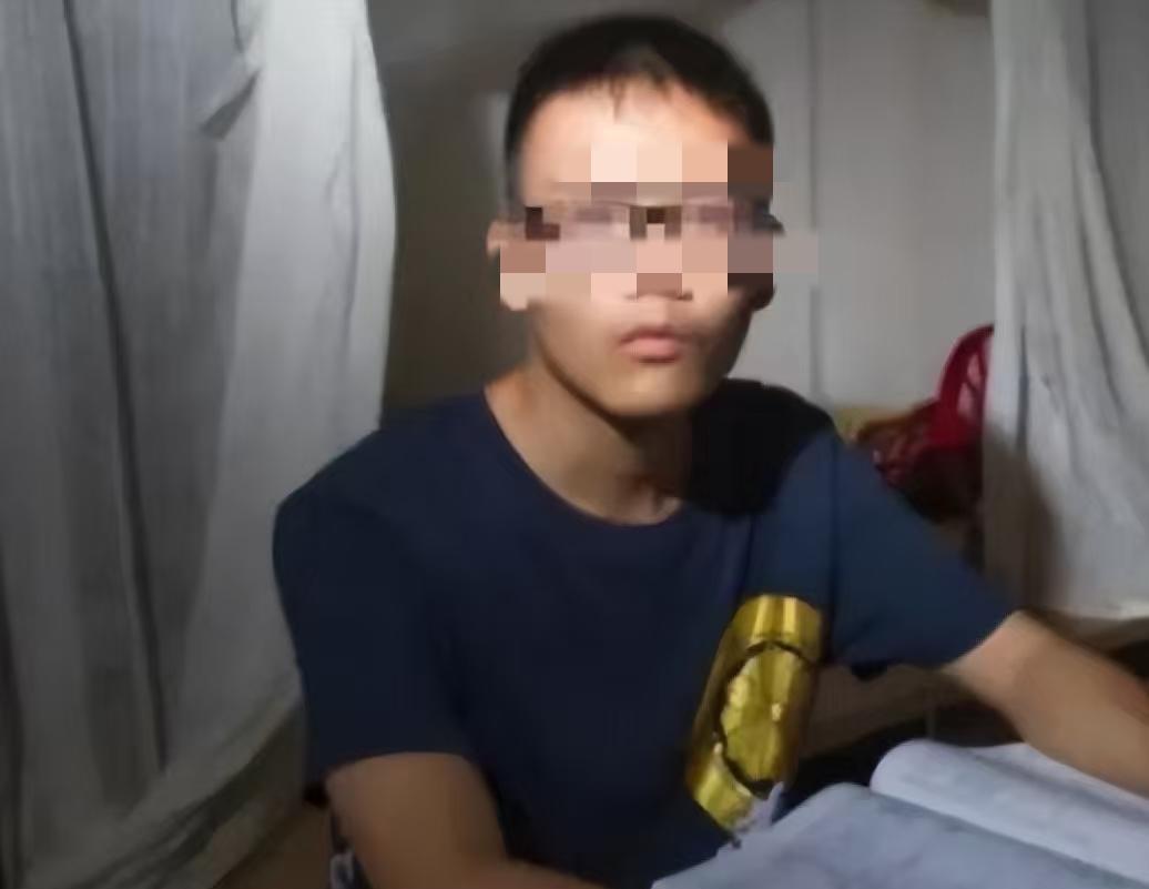那是一个2015年的傍晚，随着高考分数线悄然浮出官网屏幕，湖南小城一所重点高中教