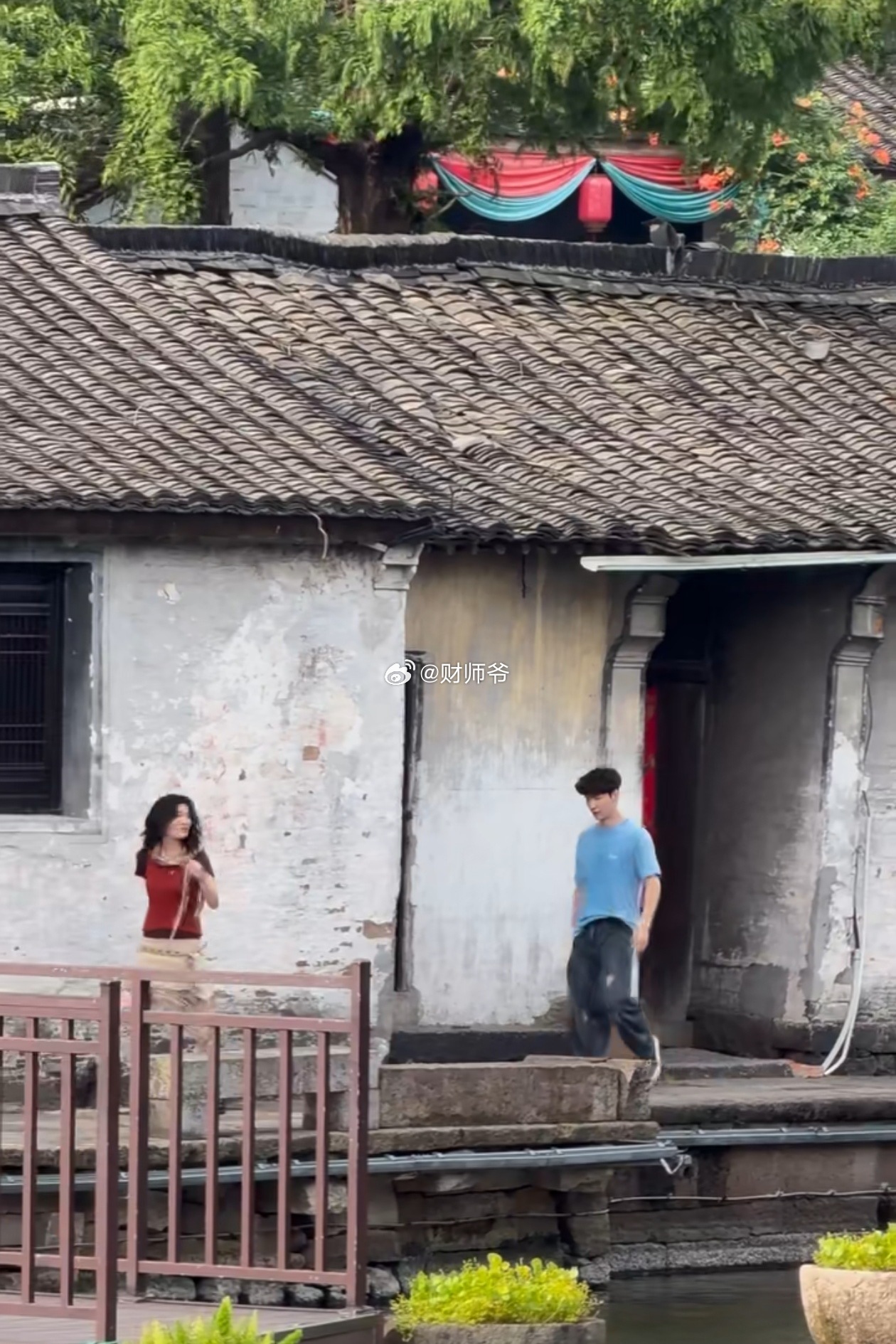 你们的“老公”张艺兴新剧《好男好女》在绍兴取景拍摄。昨天下午去了安昌古镇，今天一