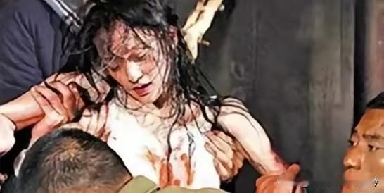 下面这张照片，着实令人痛心疾首、义愤填膺！

1942年，日本侵略者毫无人性地把