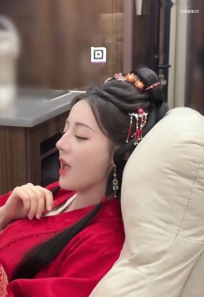 迪丽热巴真不是瞎唱 被迪丽热巴给硬控住了，真的是超级搞笑呢，你以为是在瞎唱，其实