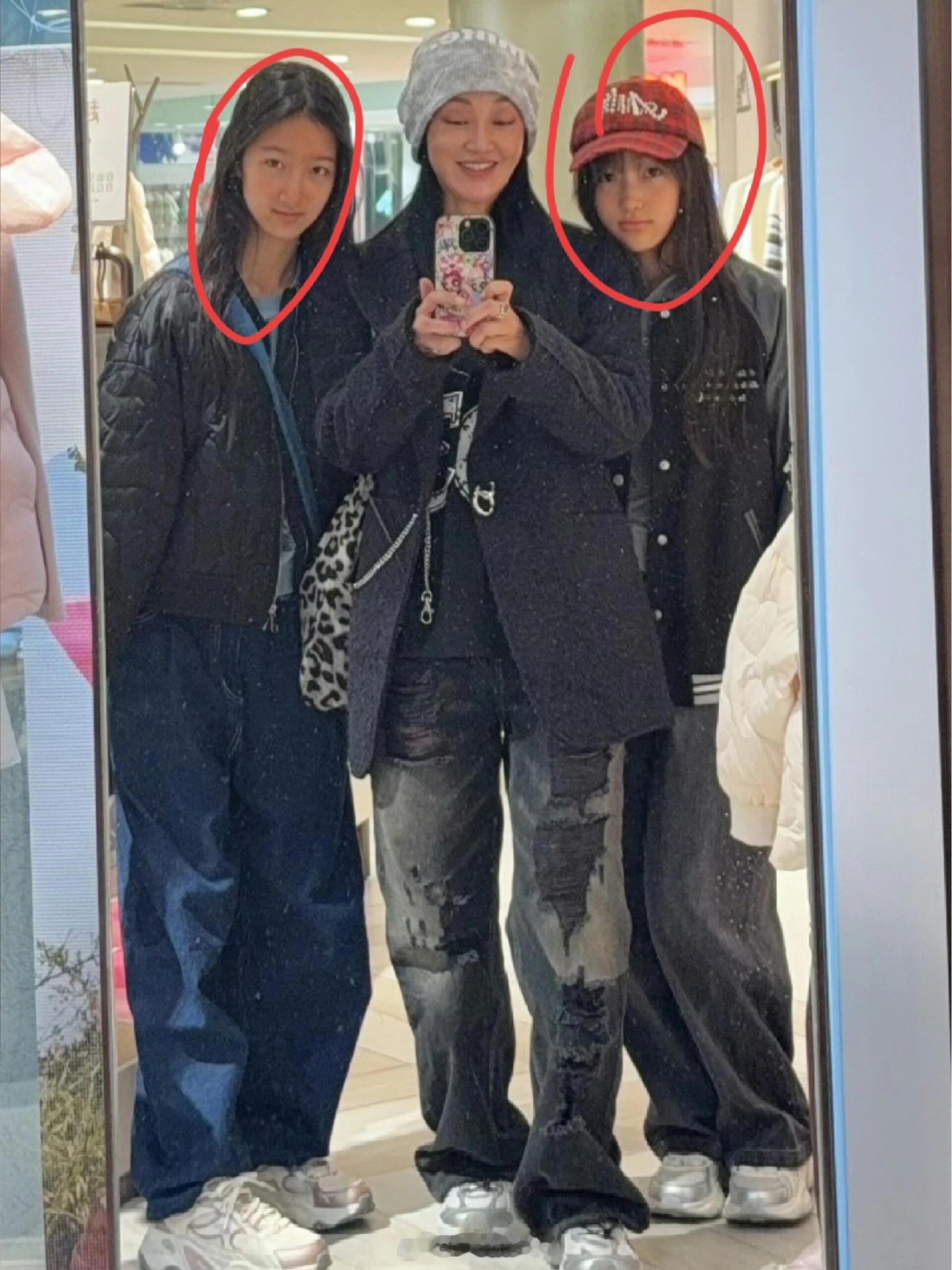 50岁赵子琪带两个女儿逛街买衣服赵子琪带两个女儿逛儿童衣服店，母女三人颜值太高了