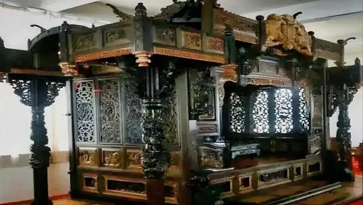 “给我5个亿，我就上交！”福建一男子花2000万收藏了一张龙床，专家得知后却说：