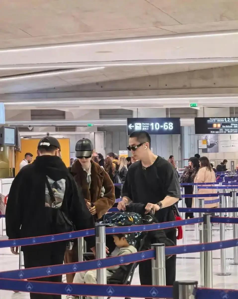 近日，网友在巴黎机场偶遇戚薇李承铉一家。 ​​​