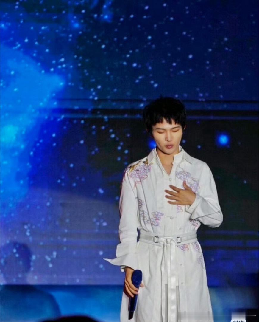 周深四渡主题曲渡首唱 首映现场的演唱格外动人，周深用温柔又有力量的声线诠释歌曲，