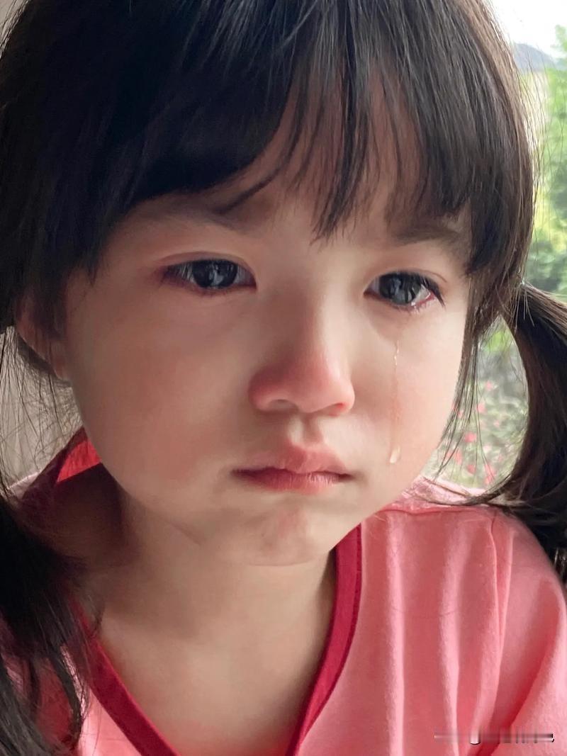 有个小姑娘语文考了99分，妈妈问那一分咋丢的。姑娘委屈地说，“水饺”的“饺”组词