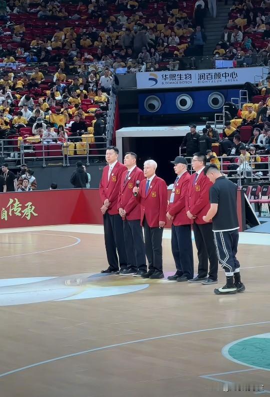 世预赛中国男篮输韩国，输球的原因我就说这几点：
1、家门口的比赛，压力太大了，加