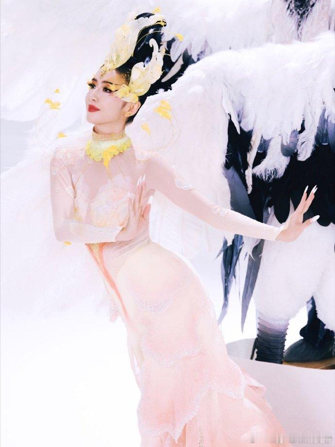 佟丽娅神女舞姿佟丽娅把宫灯一亮起来，我瞬间就感觉到浓浓的年味了，这种画面真的太有