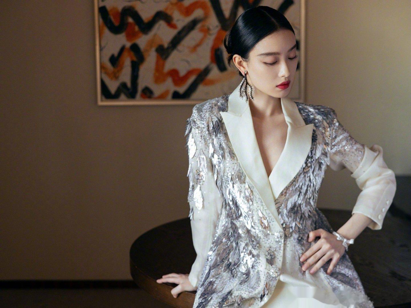 #倪妮银色羽毛西装#倪妮今晚长春电影节的造型，觉得怎么样？#长春电影节闭幕式##
