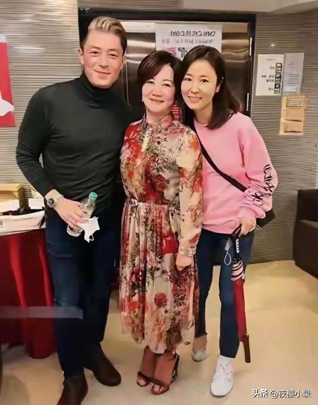 林心如晒近照，快70岁的老妈太抢镜！穿花裙优雅又时髦，精气神十足像40岁，这状态