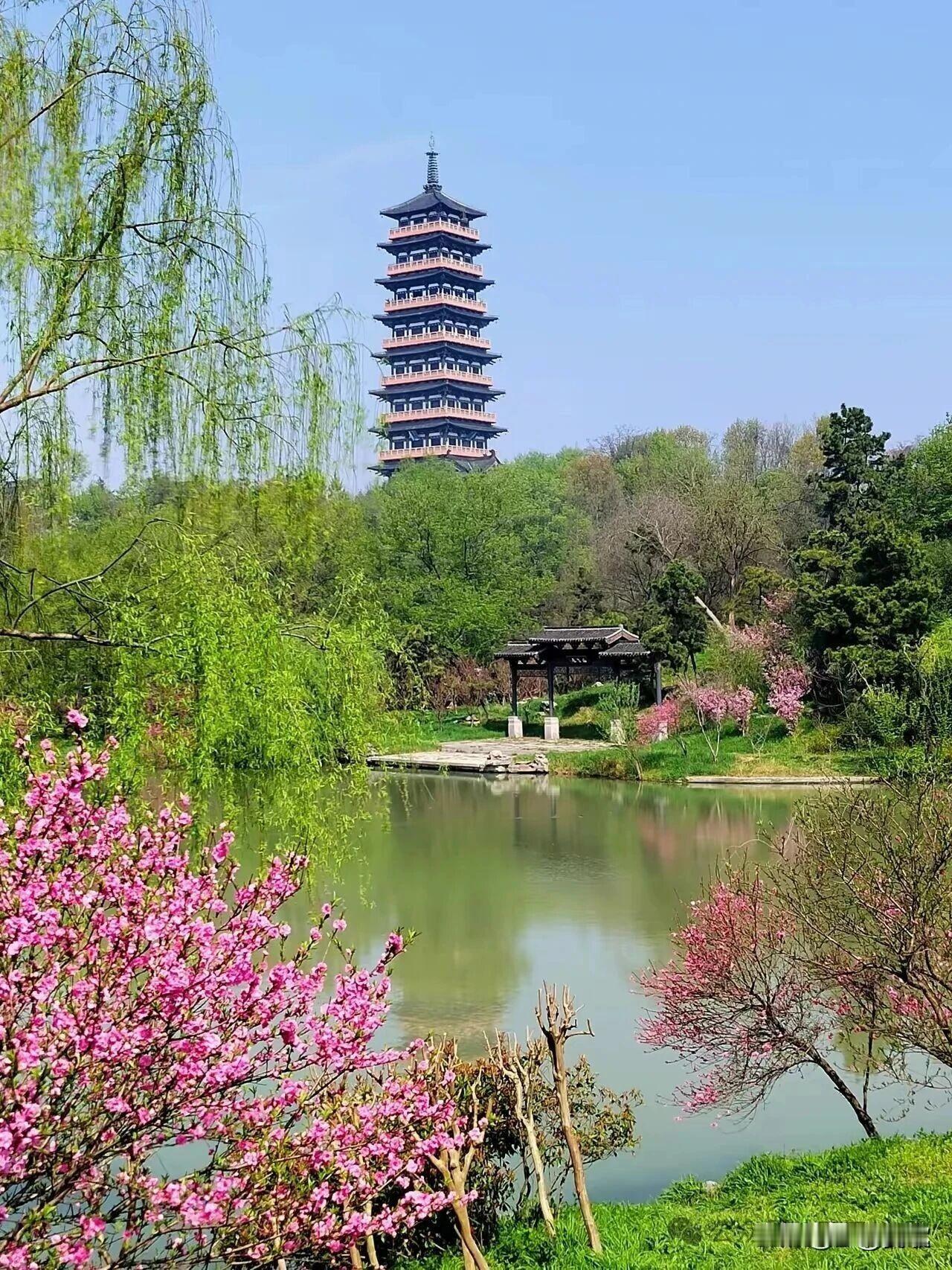 相思河畔风撩柳，求下联？
上联:相思河畔风撩柳
下联:雷锋塔前江映桃
横批:春意