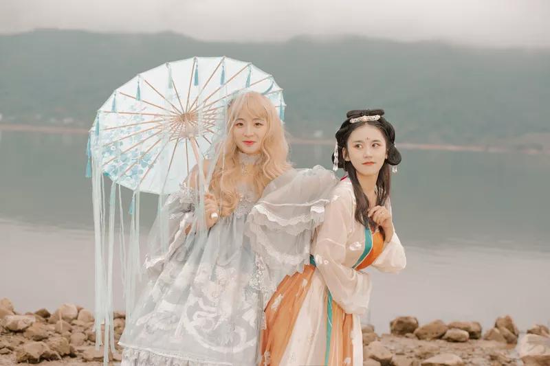 你觉得汉服好看吗？ 汉服当然好看。
它的美是多元的，不同朝代有不同风格。汉之古朴