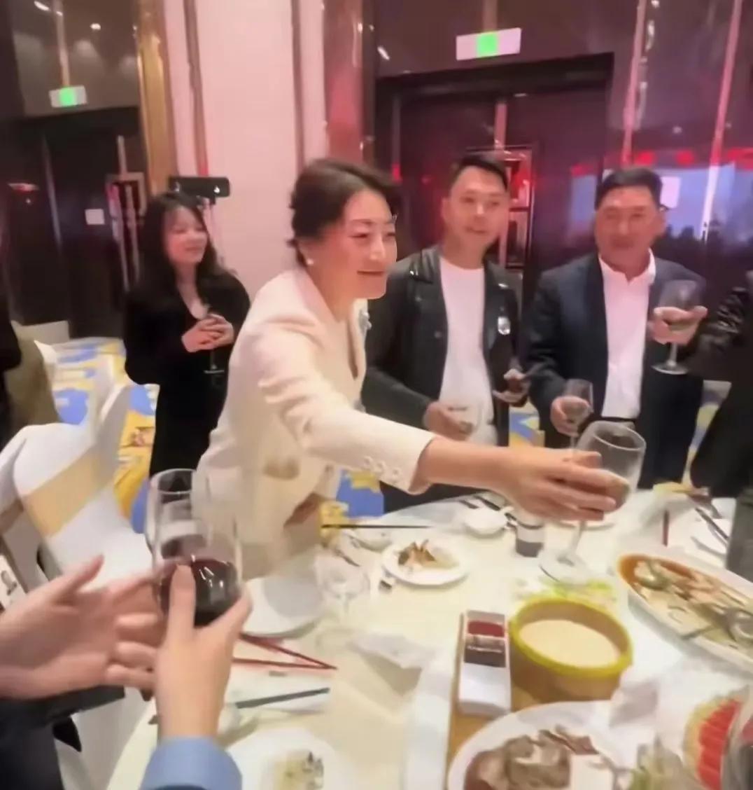 面对全国娃哈哈经销商大佬，宗馥莉都得弯腰赔笑脸挨个敬酒。宗庆后走后，娃哈哈内部不