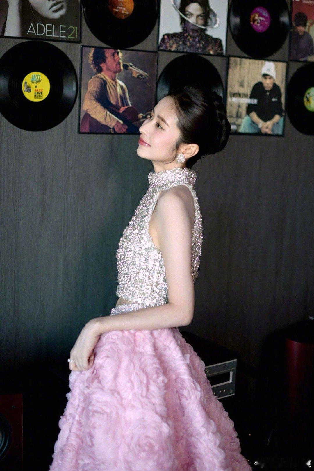 颖儿状态好能打颖儿星光大赏状态 颖儿今晚美出新高度！粉色花朵裙温柔浪漫，满钻上衣