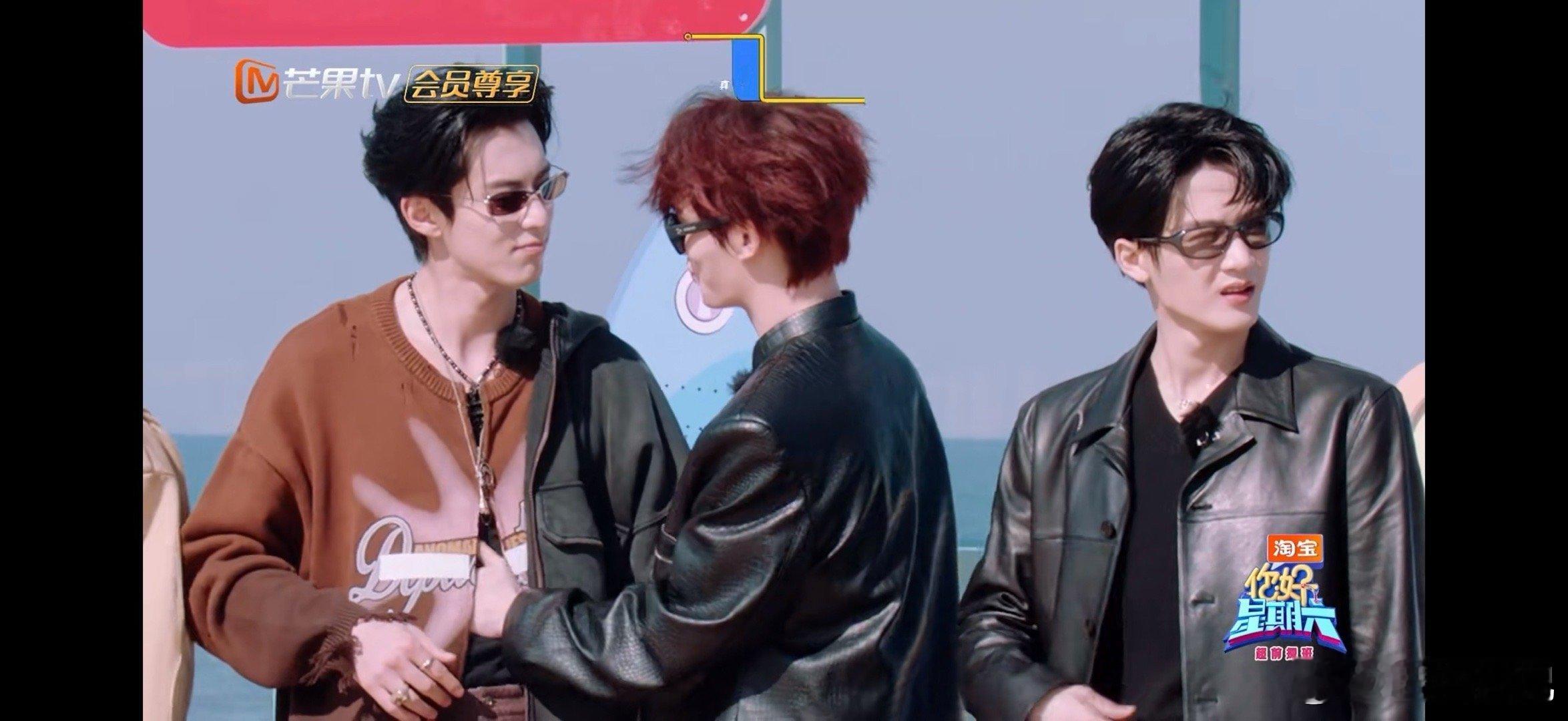 王鹤棣的腹肌被丁程鑫认证了你好星期六小丁摸棣棣腹肌后赞许一笑，这波认证直接盖章，