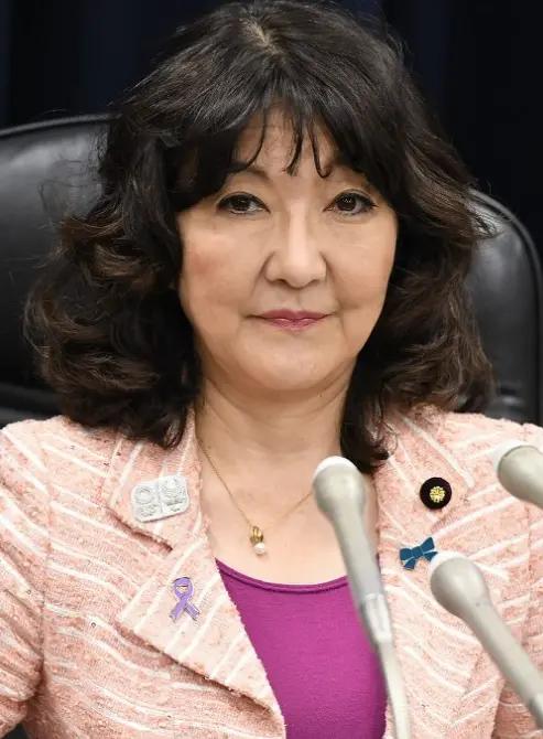 日本财政大臣骗山皋月4月28日表示，由于中东地区军事冲突，霍尔木兹海峡关闭，严重