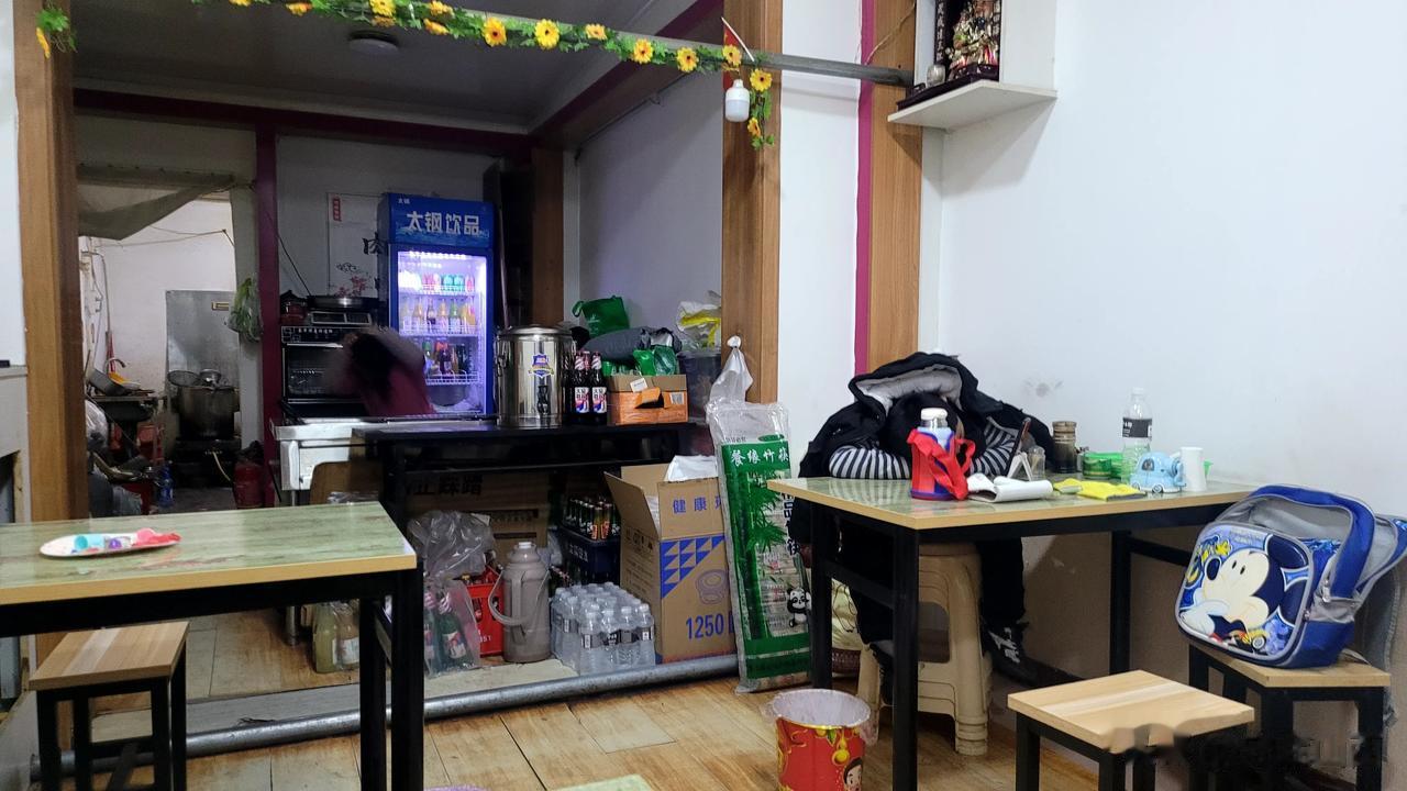 今天吃饭啊，看到了这样的一幕，觉得心里五味杂陈。一对夫妻带着小孩儿在市场上开饭店