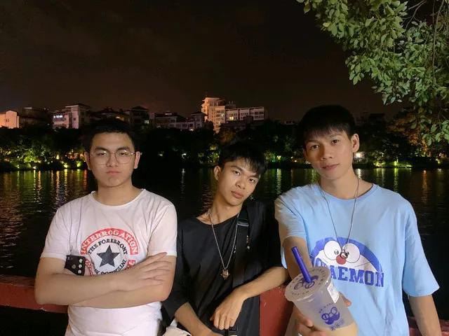 《忆兄台》
背上行囊万里行，
思亲念友未能停。
他乡纵有千般好，
怎值故土滴水亲