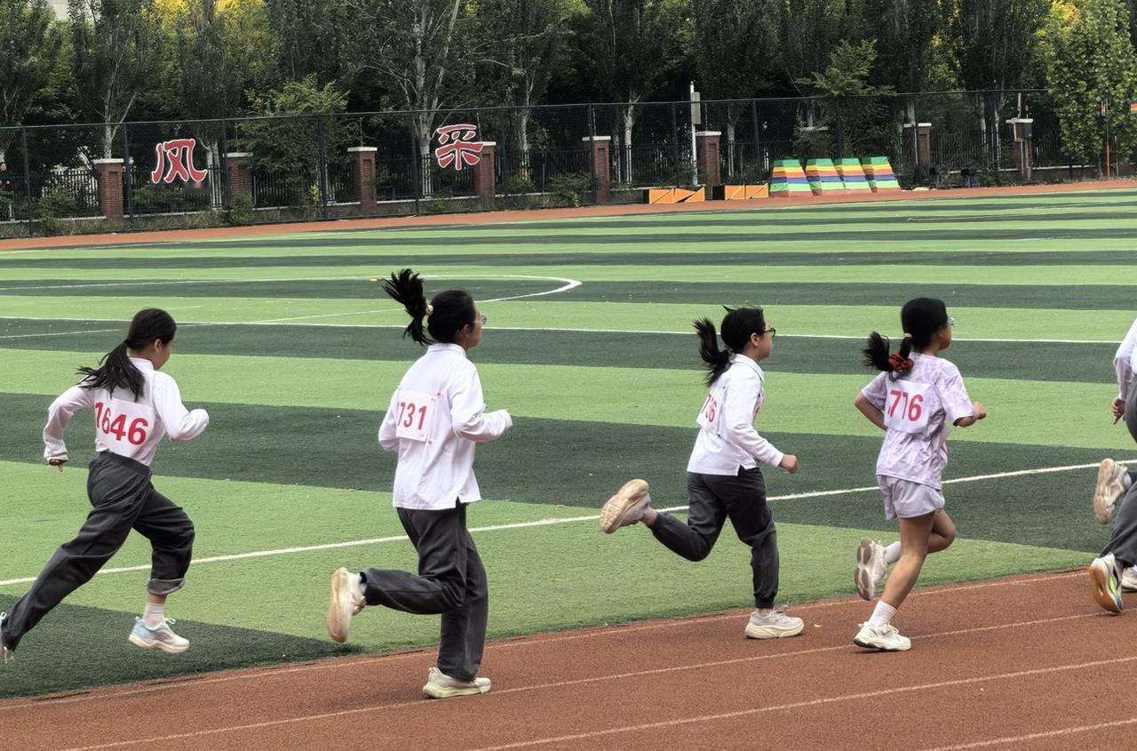今天学校运动会，五年级才开始有1500米长。二妞初生牛犊不怕虎，报了一个1500