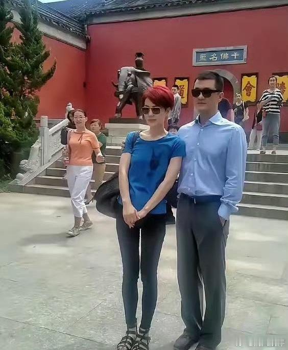 新婚时，王菲时尚前卫，红发张扬；李亚鹏则朴实无华。 