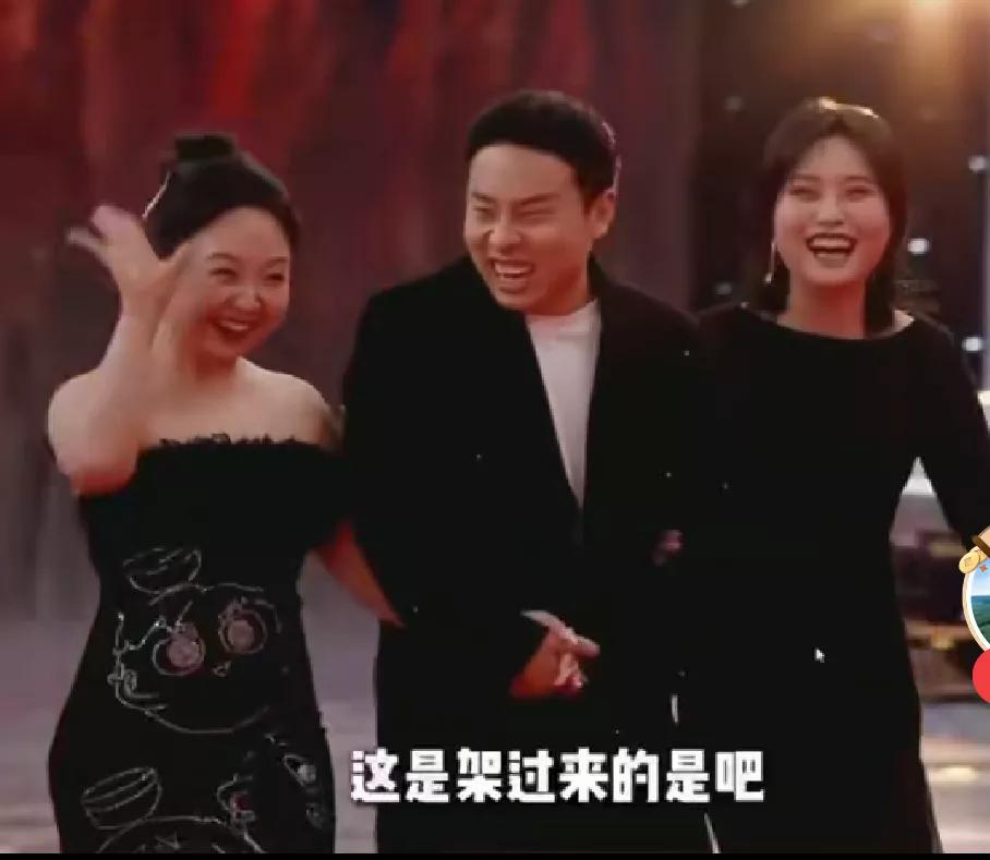 徐志胜笑的都像一朵花
被美女包围了。