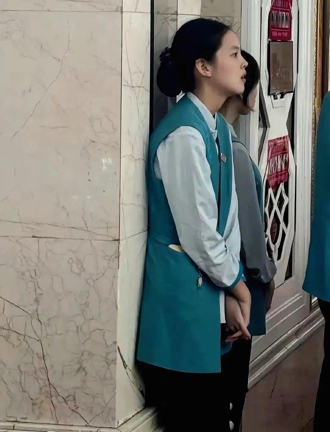 图为还在当服务员时期的杨超越，看得出还是挺漂亮的，但不得不说，人红了以后，有了专