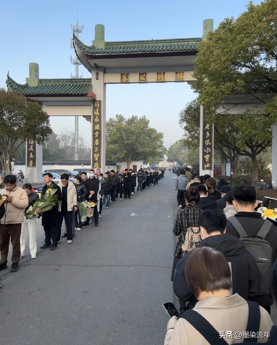 张雪峰走了，今天苏州殡仪馆外的队伍，长得望不到头。没人组织，没人号召，大家只是想