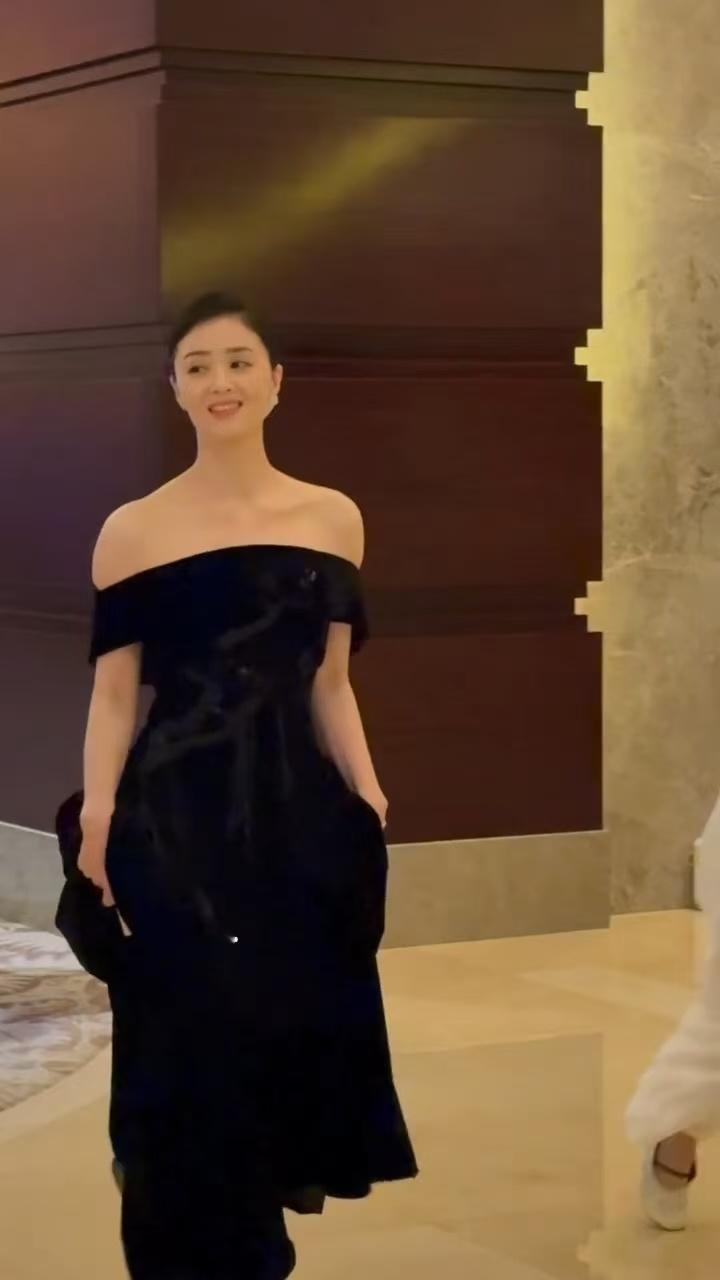建议视界大会请闫妮蒋欣 昨晚看完金鹰，满脑子都是黄玲和宋莹在巷子里忙碌的样子。闫