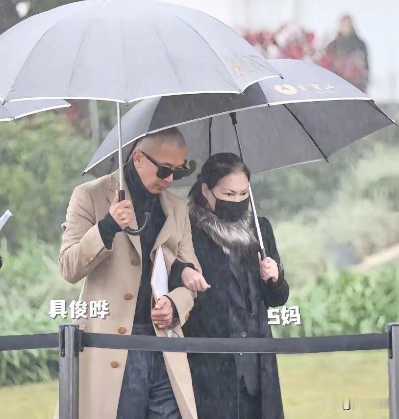 S妈现身大S纪念雕像揭幕仪式首先声明一下，我不喜欢汪小菲，我也不吃酸辣粉。说一个