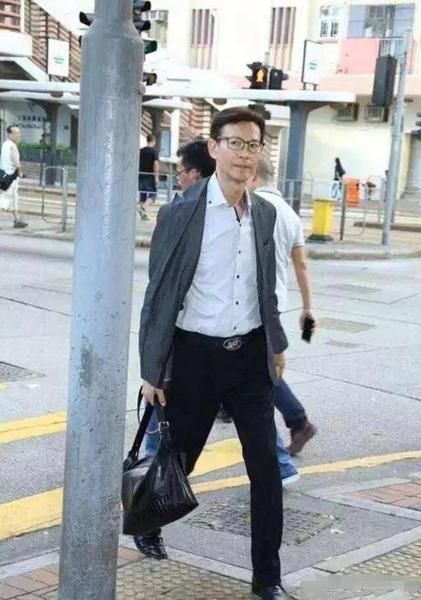 网友香港偶遇郑少秋！这颜值和身材普通人真比不了，你们敢相信他已经77岁了吗？岁月