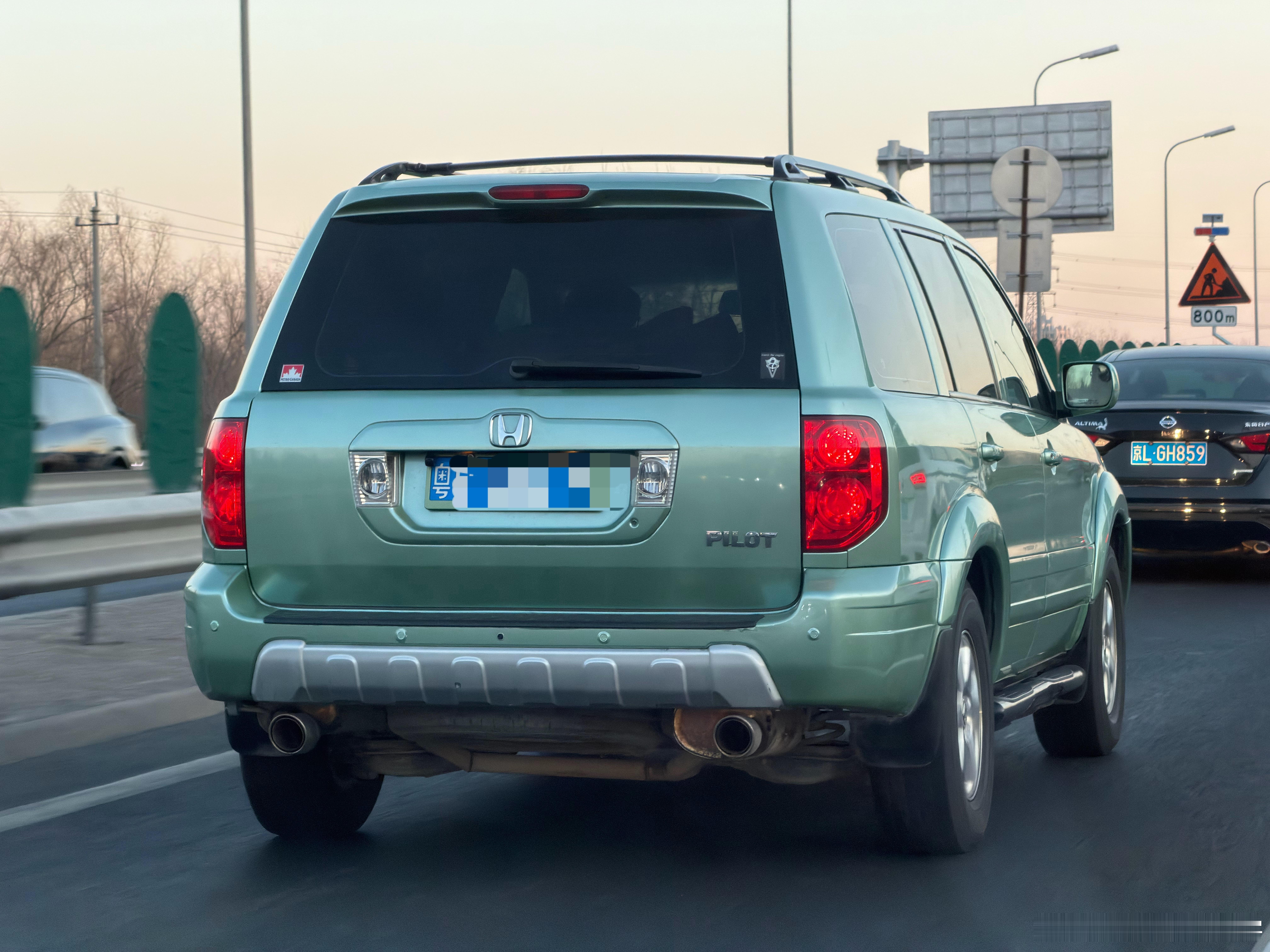绿色05年本田Pilot，三排八座3.5 V6这车实车看着比埃尔法、问界M9都要