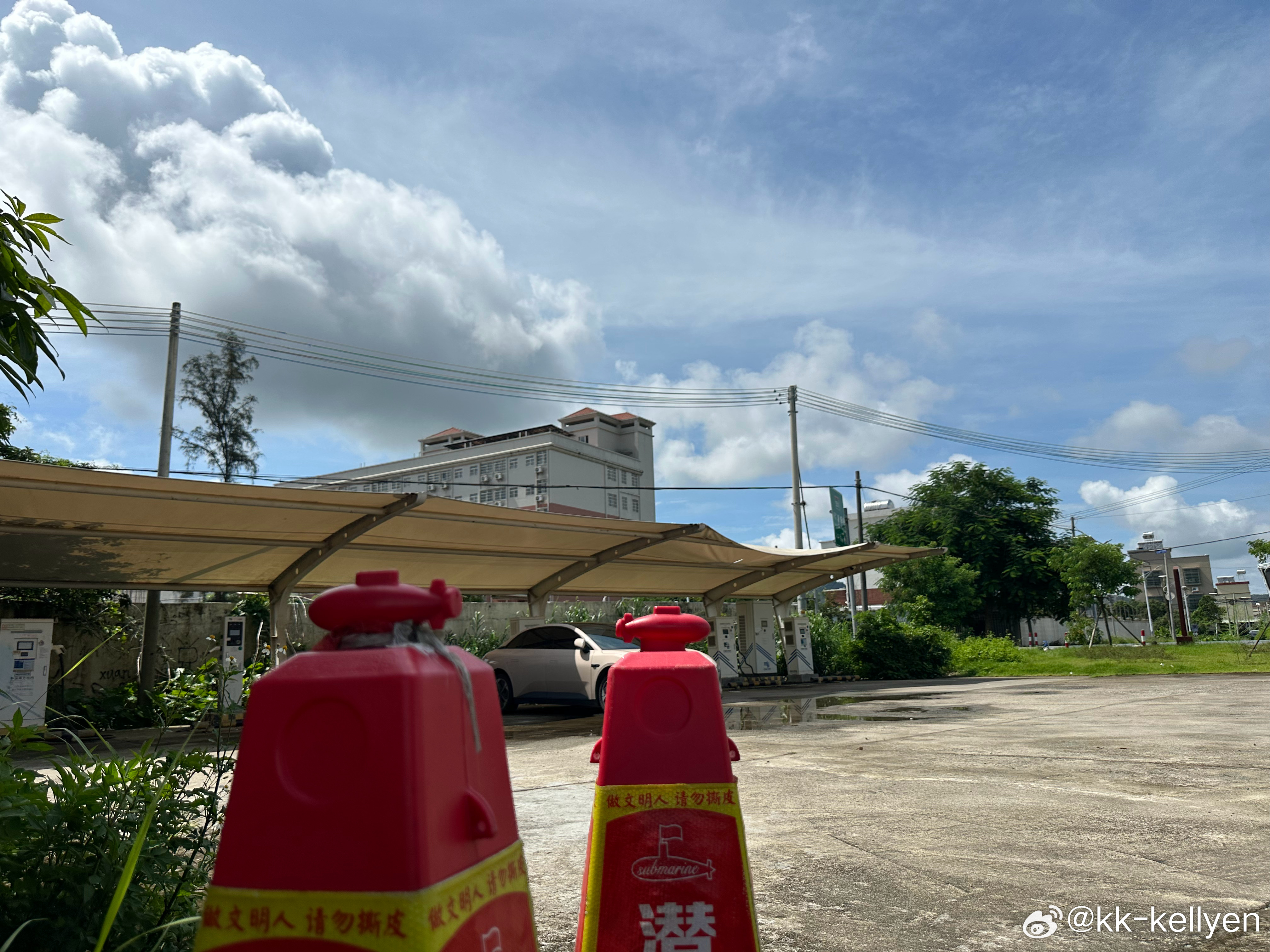 说好的快充呢？20分钟只充了一百…在这个艳阳高照汗流浃背的上午，知道蹲在大路边等