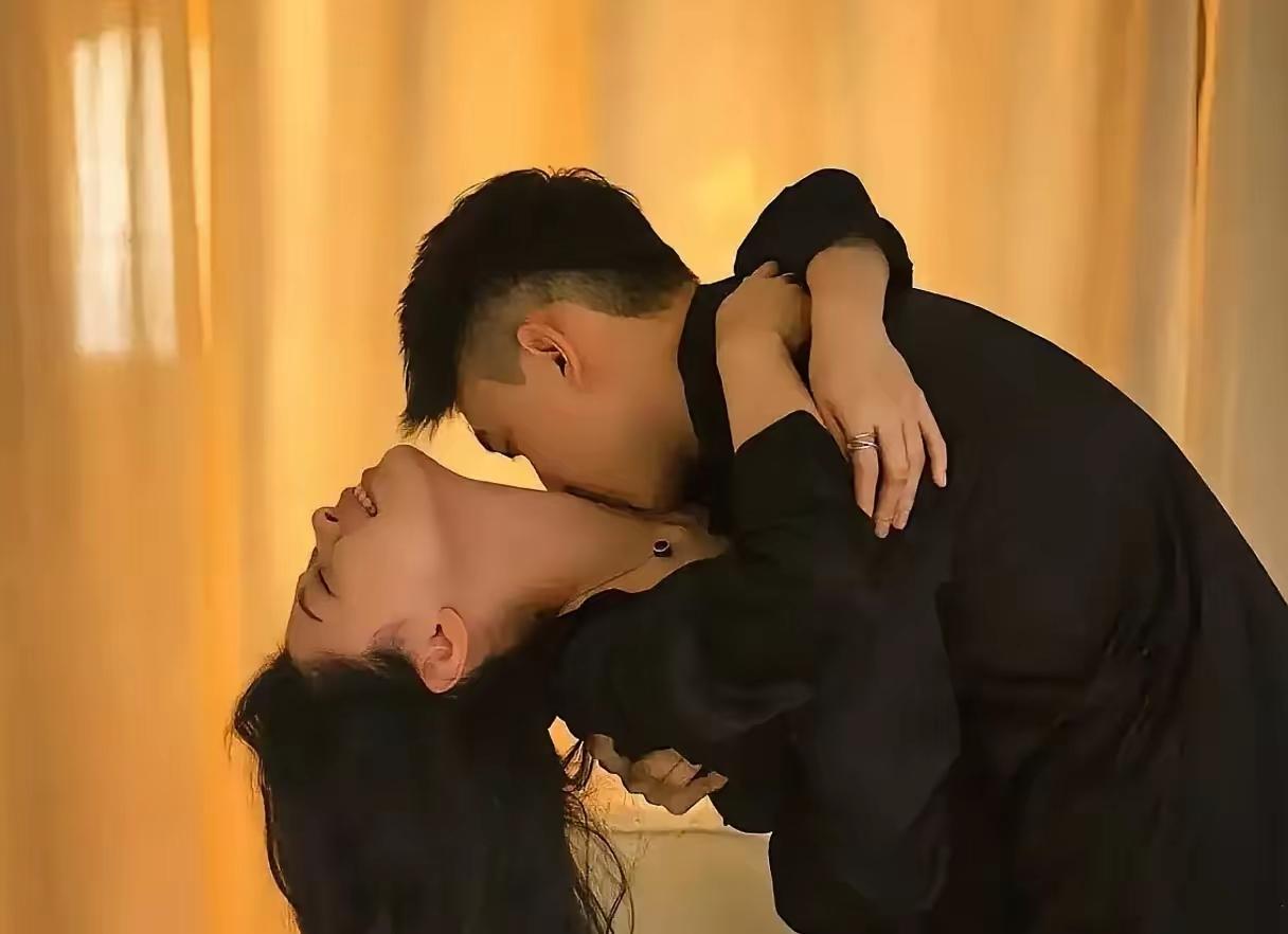 男人对女人：这是我的女人，占有是第一位的。
女人对男人：这是我的男人，依靠是第一