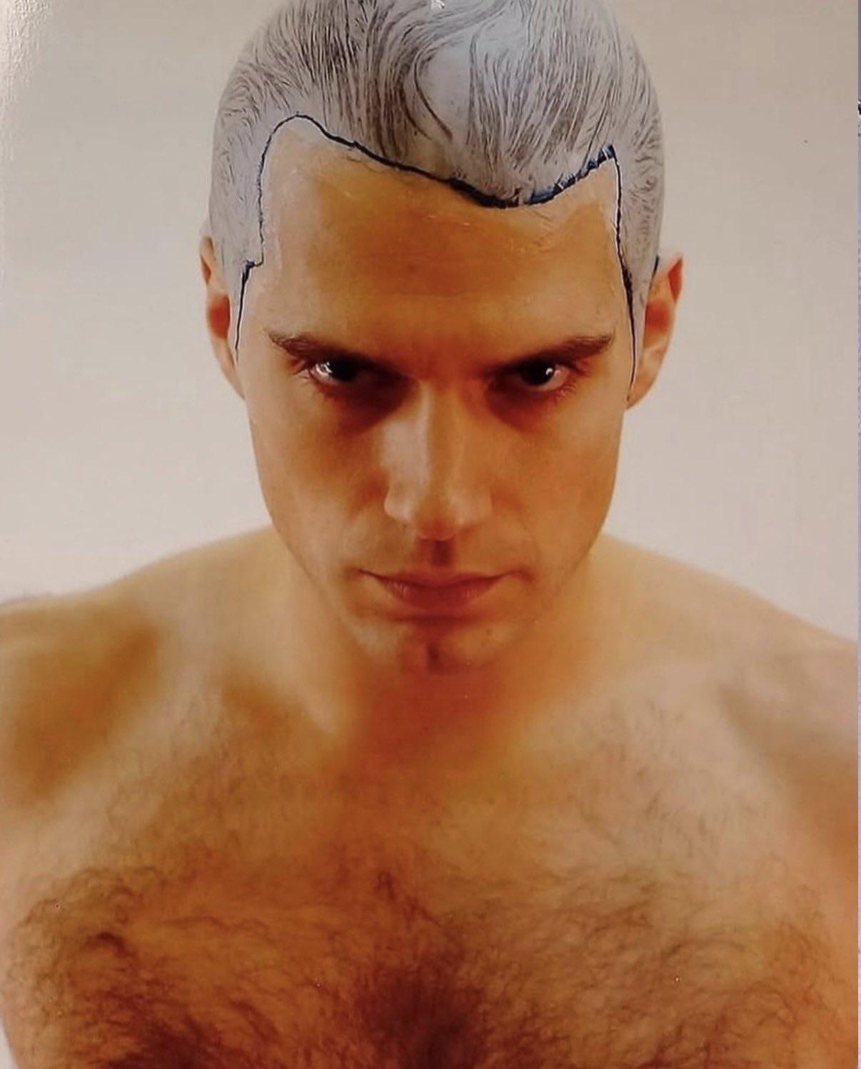 不明白的是，如果这是亨利·卡维尔的发际线，为什么扎克·施奈德在《蝙蝠侠大战超人》