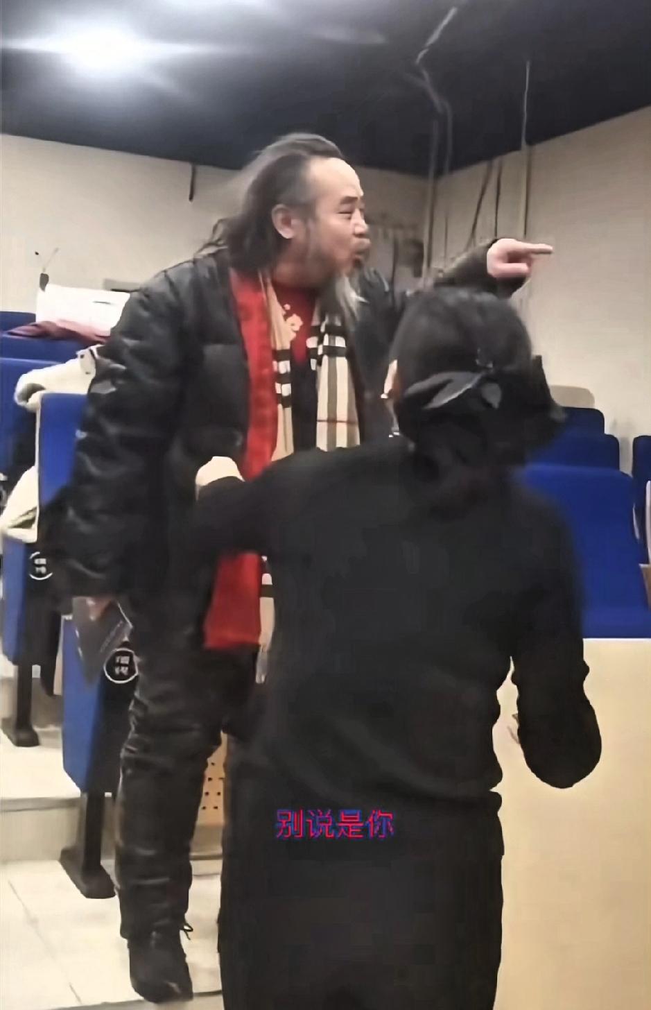 自称艺术家大闹音乐会，这位长发长须戴两围巾的男子没买票却想白嫖。
工作人员: 你