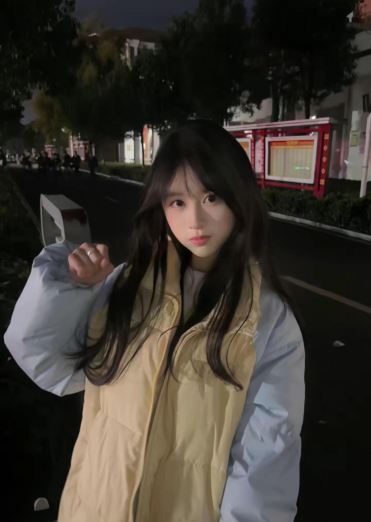 夜晚漫步真的太有氛围感了。夜幕下和爱人牵手同行，暖意瞬间就包裹全身。
想象着在雪