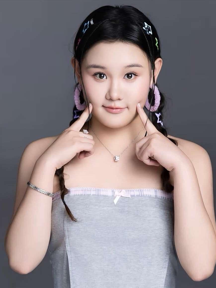 其实明眼人都看出来了，
在张家齐和她妈妈之间，
张家齐的问题更大，她到现在都在给