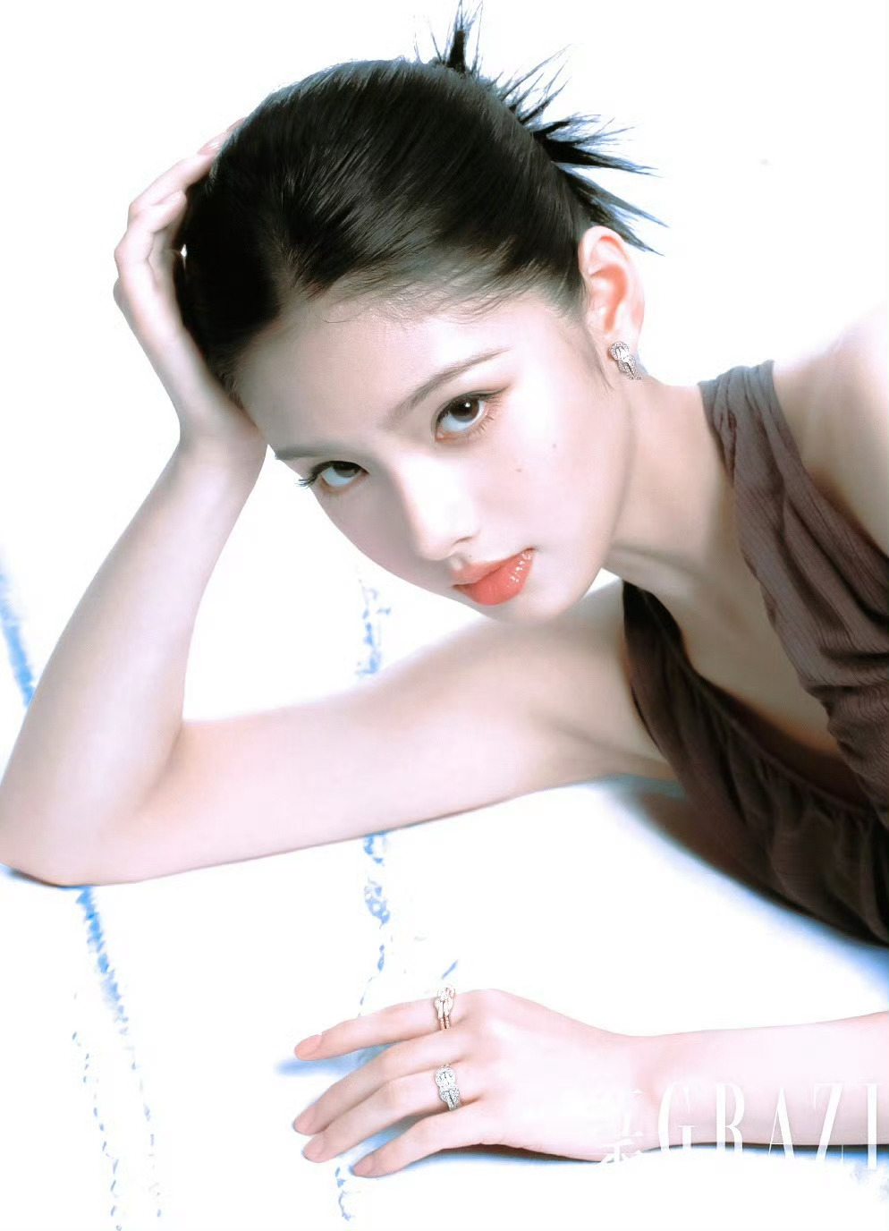 艾米《红秀Grazia》新刊封面杀疯了！奢感表现力直接拉满～优越鼻梁山根+立体眉