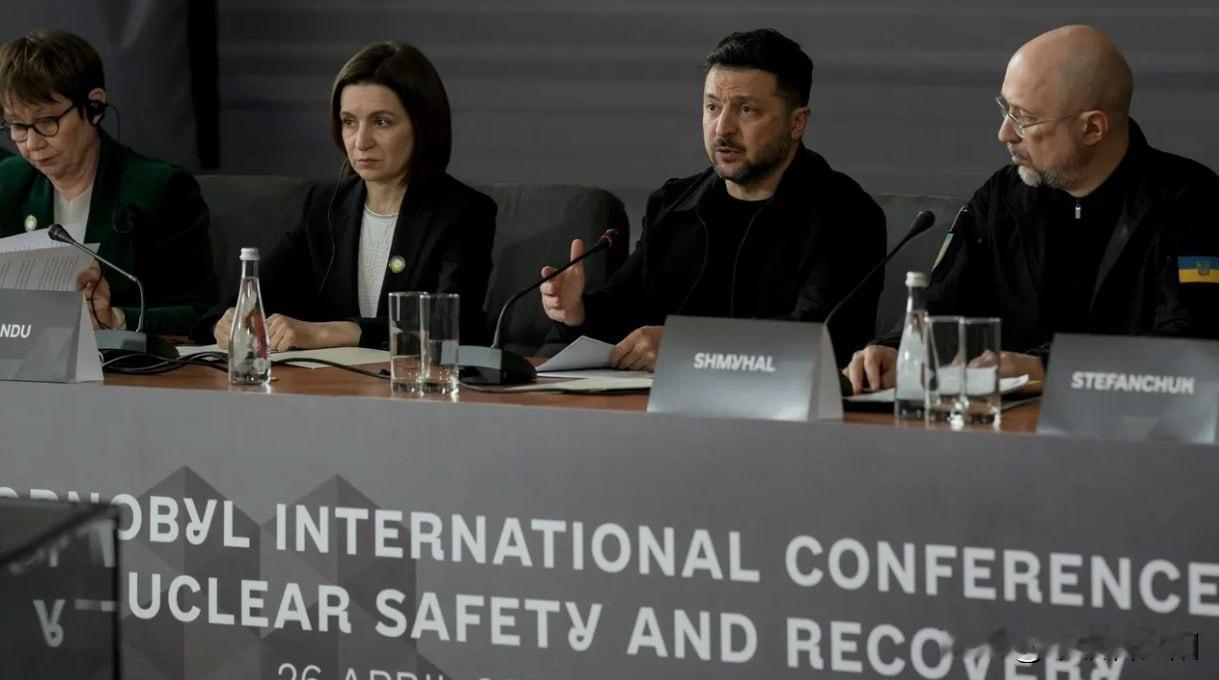 乌克兰总统泽连斯基4月30日回应普京提出的胜利日停火提议，指俄方意图是“让阅兵平