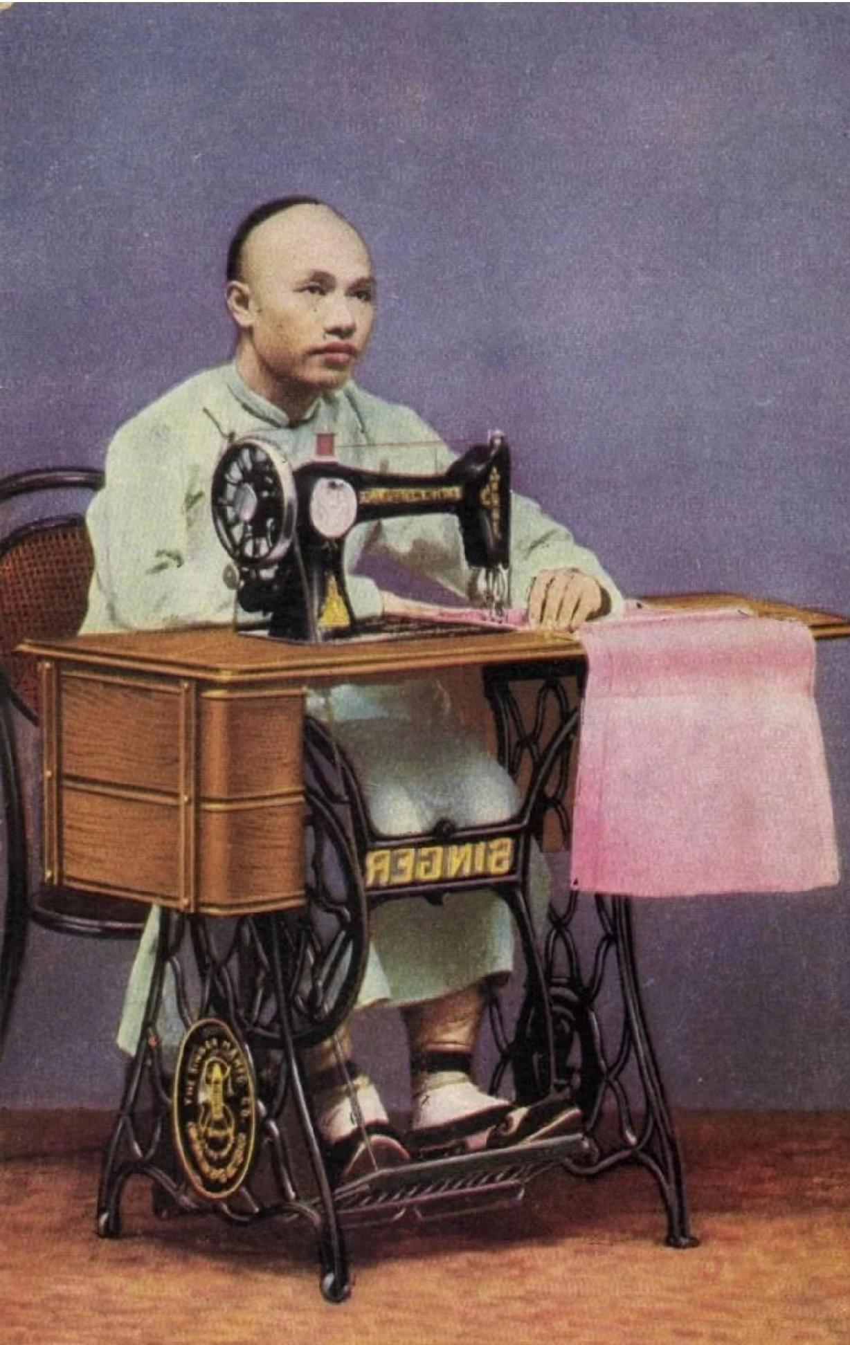 这是1910年，中国的缝纫机广告。
缝纫机品牌是胜家，这个品牌算是缝纫机的鼻祖了