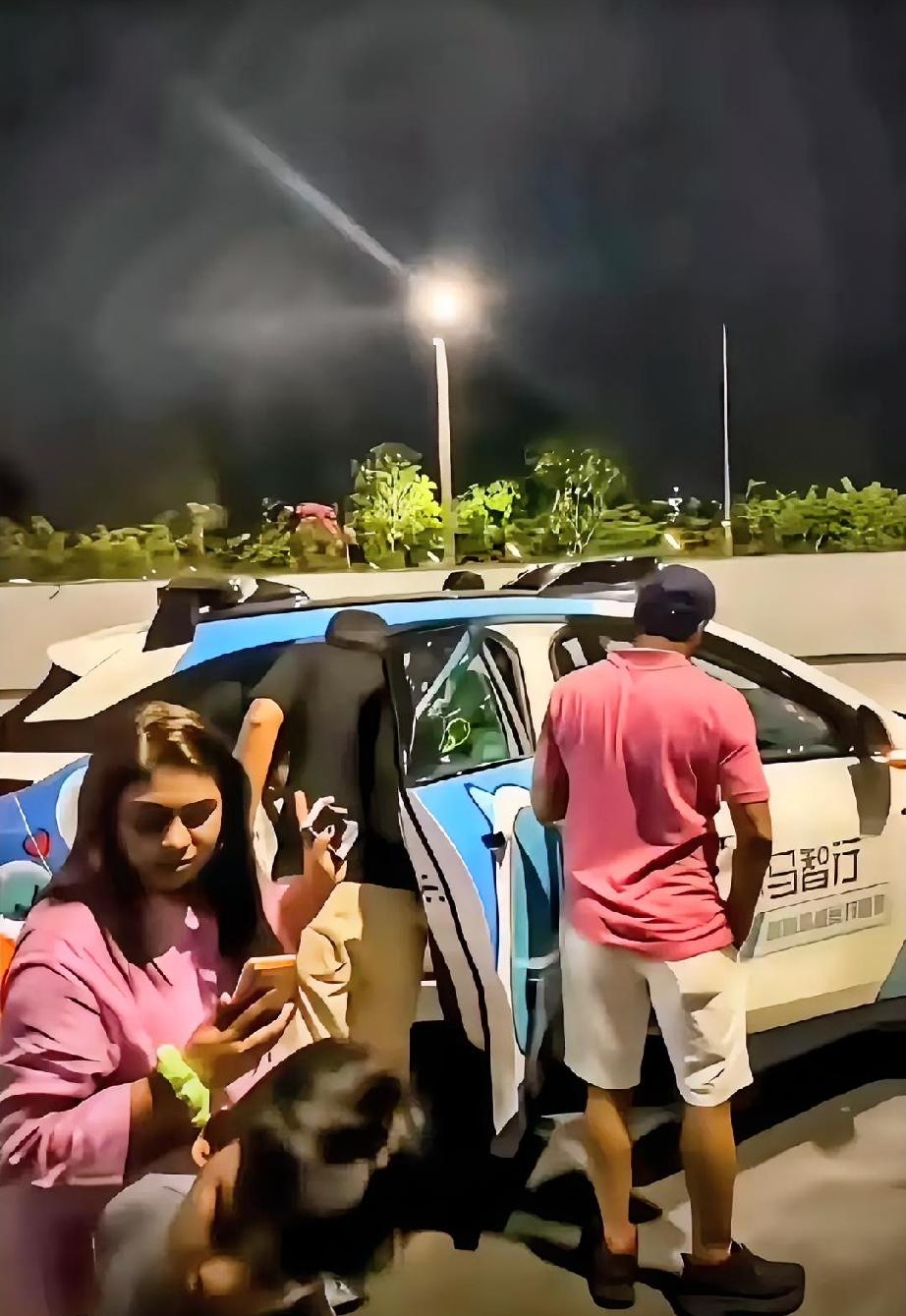 深圳街头又惊现印度人的骚操作
​刷到一个视频，据博主的解说，他开车行驶经过的时候