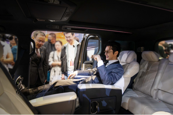 北京车展北京车展超话北京车展潮这看极氪展台成为本届车展人气最旺的区域之一，演员黄