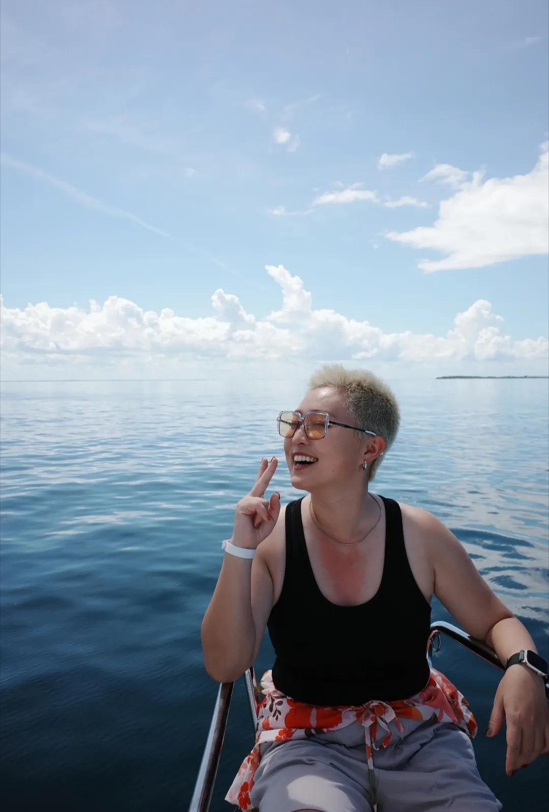 有没有高手帮她P个雪茄，显得霸气一些！