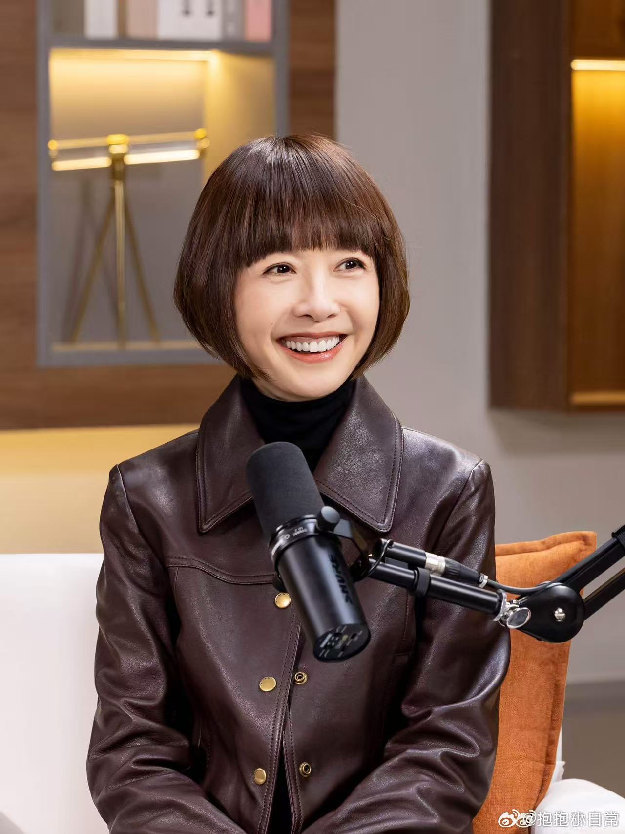 刘雅瑟见鲁豫紧张到手抖隐身的名字 家人们，《隐身的名字》真的好看，刘雅瑟在里面演