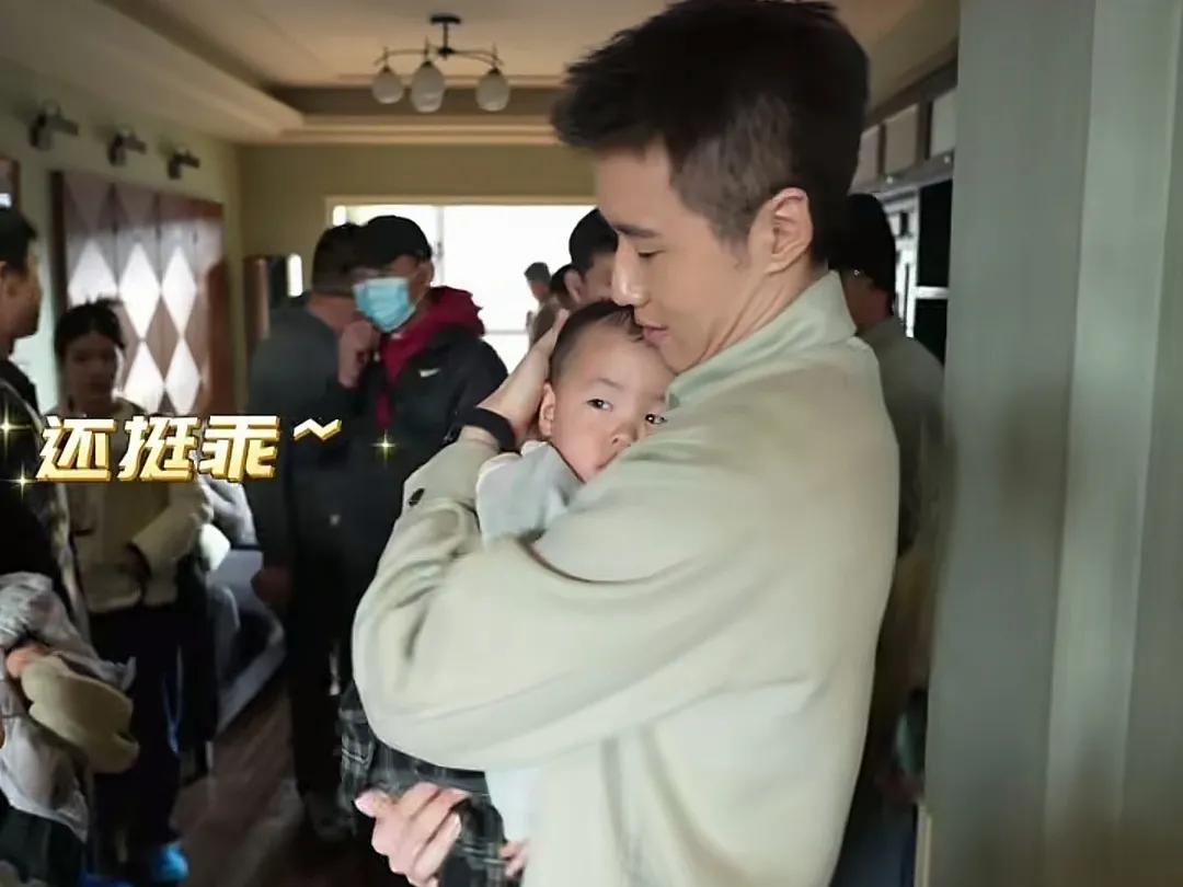 电视剧凡人歌片场花絮
哈，想不到，张哲华还挺会哄孩子呀
这些画面，看着真温馨
有