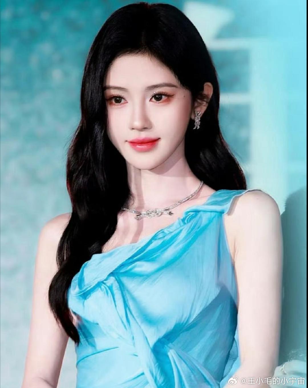 鞠婧祎其实真没什么强资本。她现在能拿到这些资源，更多是靠自己营业能力强，靠颜值、