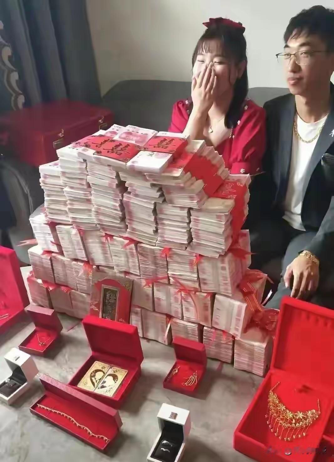 目测这一堆钱，估计情况在300万至500万之间，两个人刚一结婚就拥有这么多钱，如